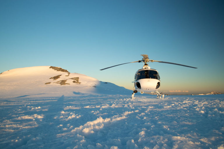 winter-alpine-helicopter-snow-flights